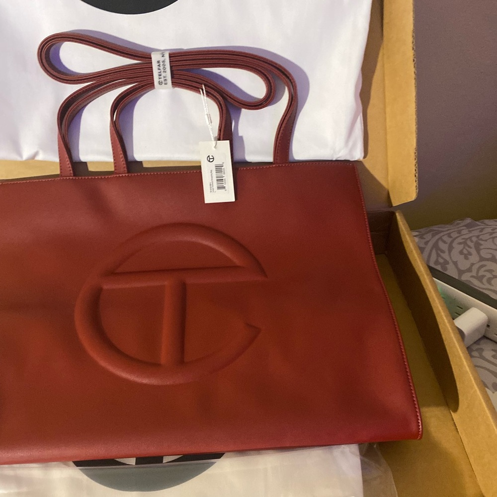 TELFAR đđđNWT LG OXBLOOD! Sold out!! GUARANTEED Authentic w/receipt! â¤ď¸â¤ď¸â¤ď¸ - Picture 7 of 9